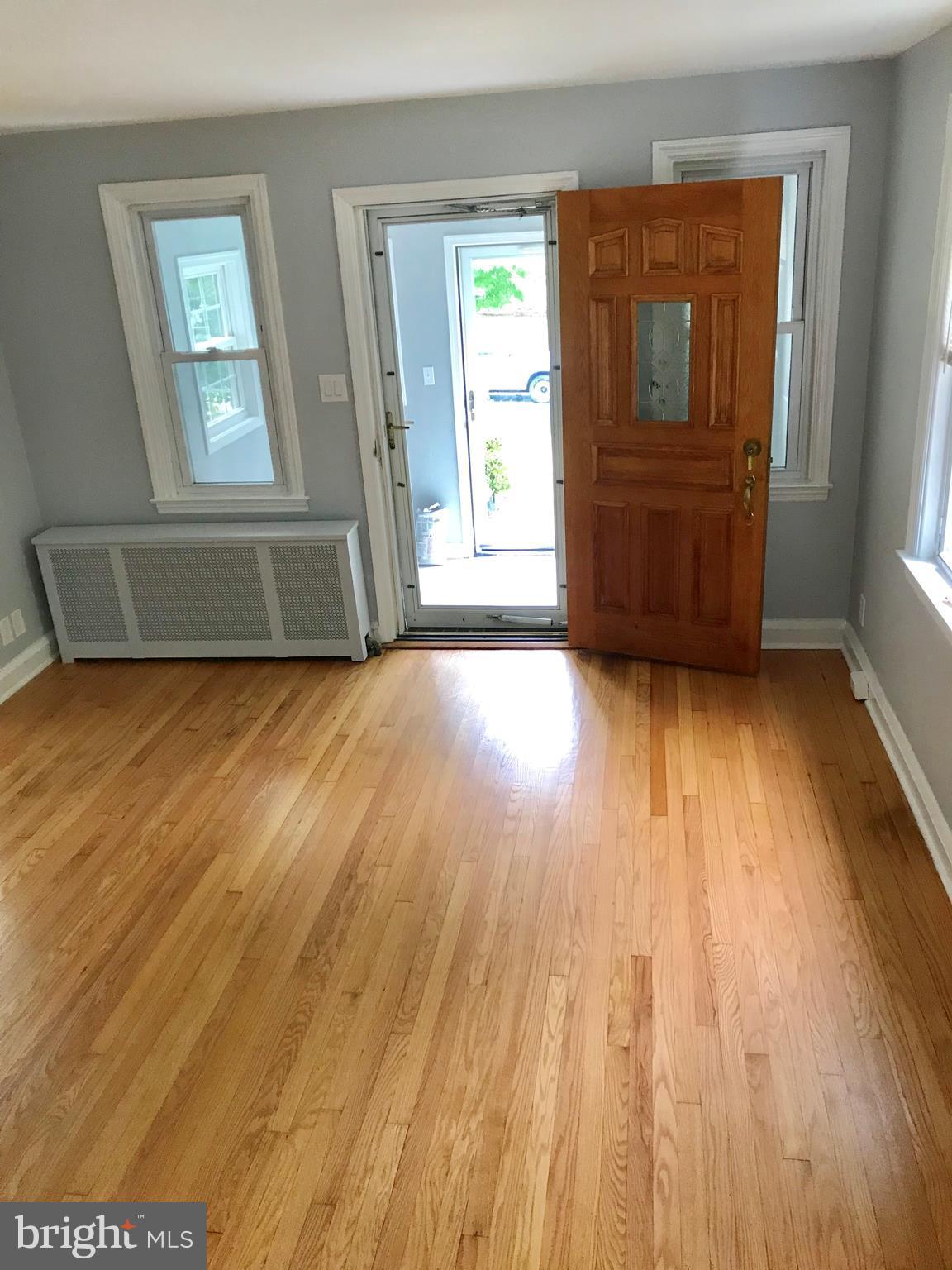 702 Devonshire Road Baltimore, MD 21229 - Photo 11 of 24 Living Room
