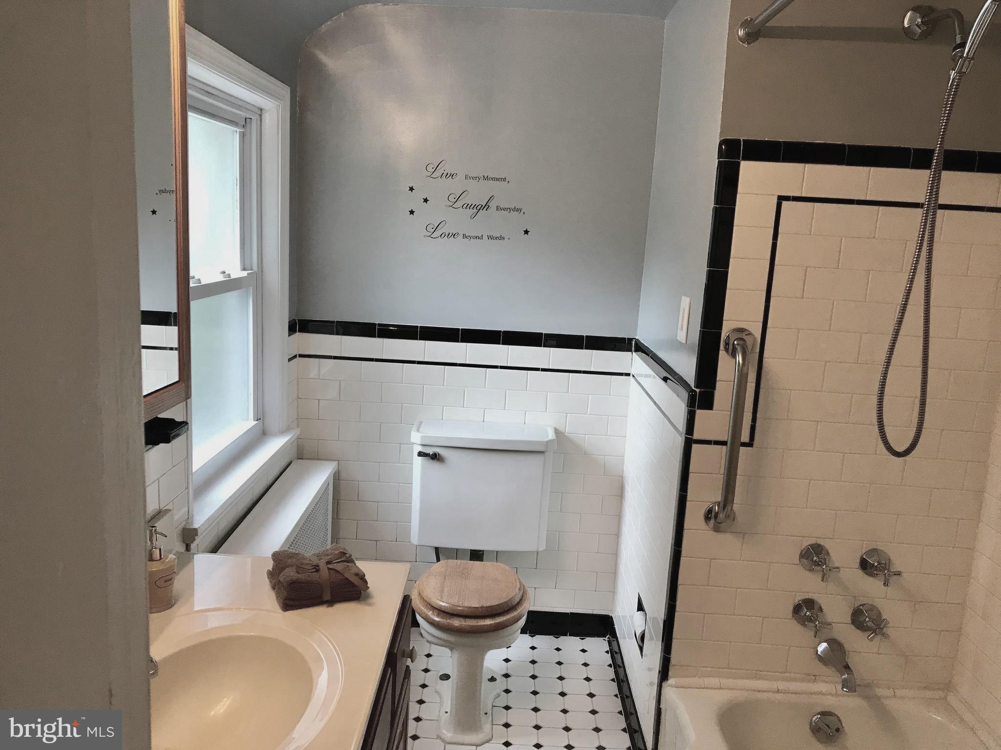 702 Devonshire Road Baltimore, MD 21229 - Photo 15 of 24 Bath