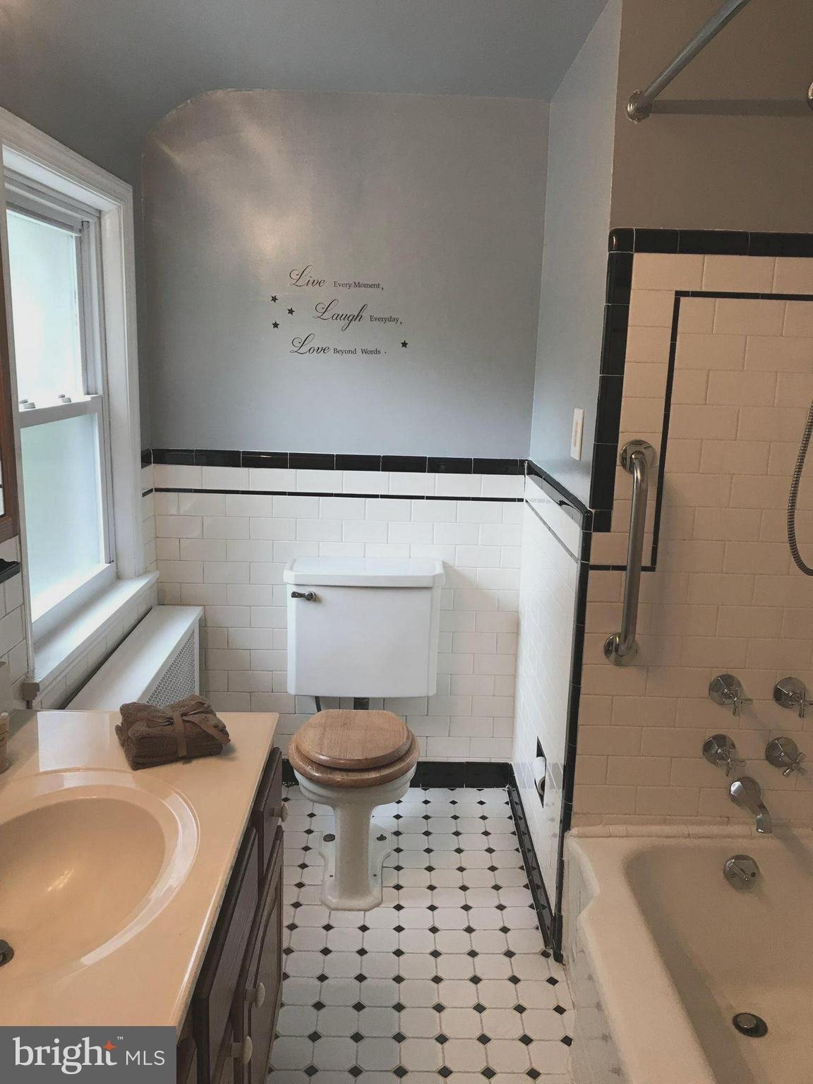 702 Devonshire Road Baltimore, MD 21229 - Photo 17 of 24 Bath