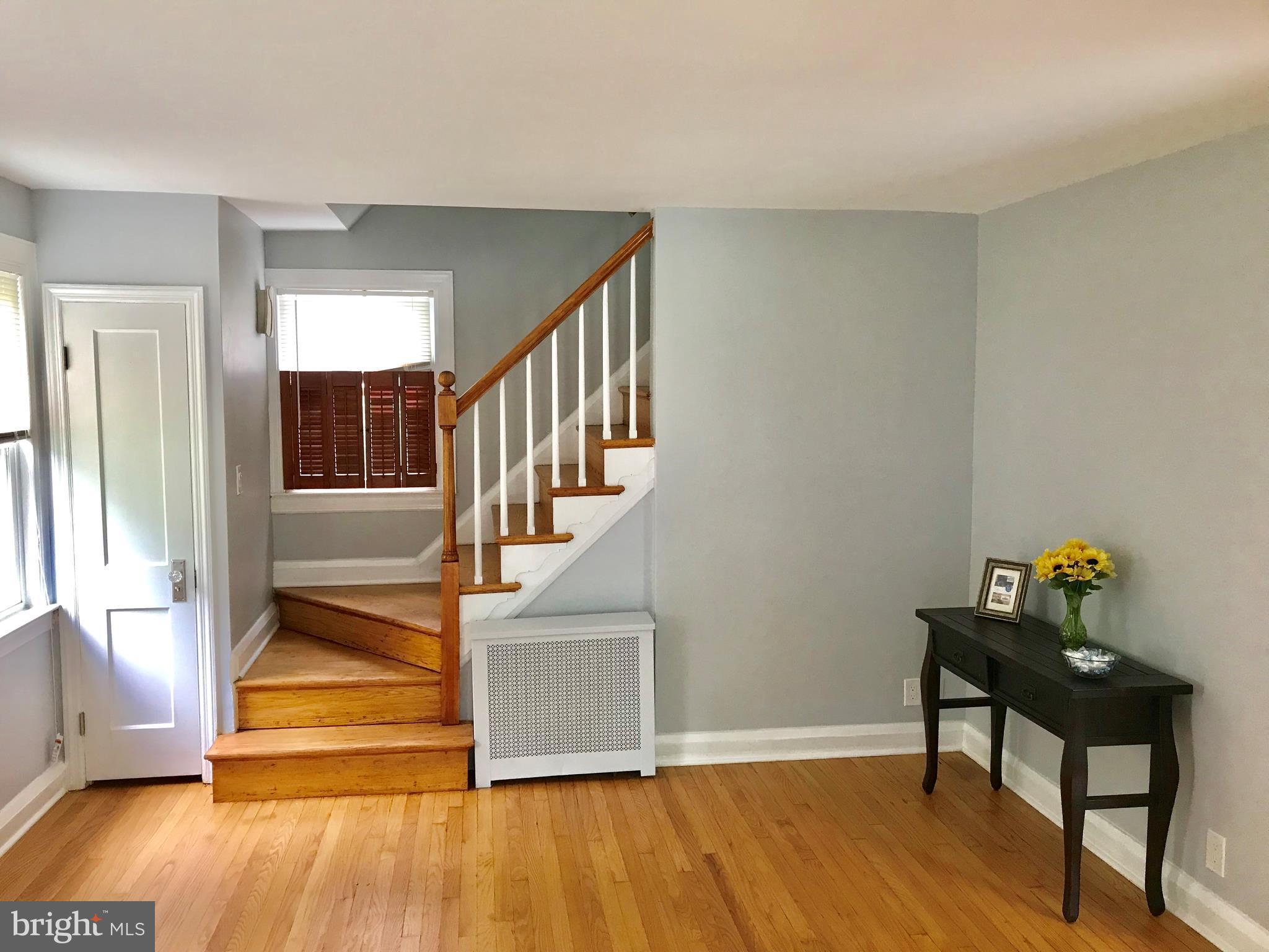 702 Devonshire Road Baltimore, MD 21229 - Photo 3 of 24 Living Room