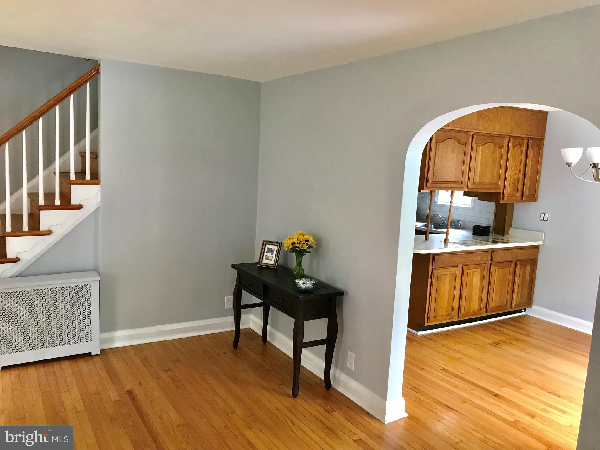 702 Devonshire Road Baltimore, MD 21229 - Photo 4 of 24 Living Room
