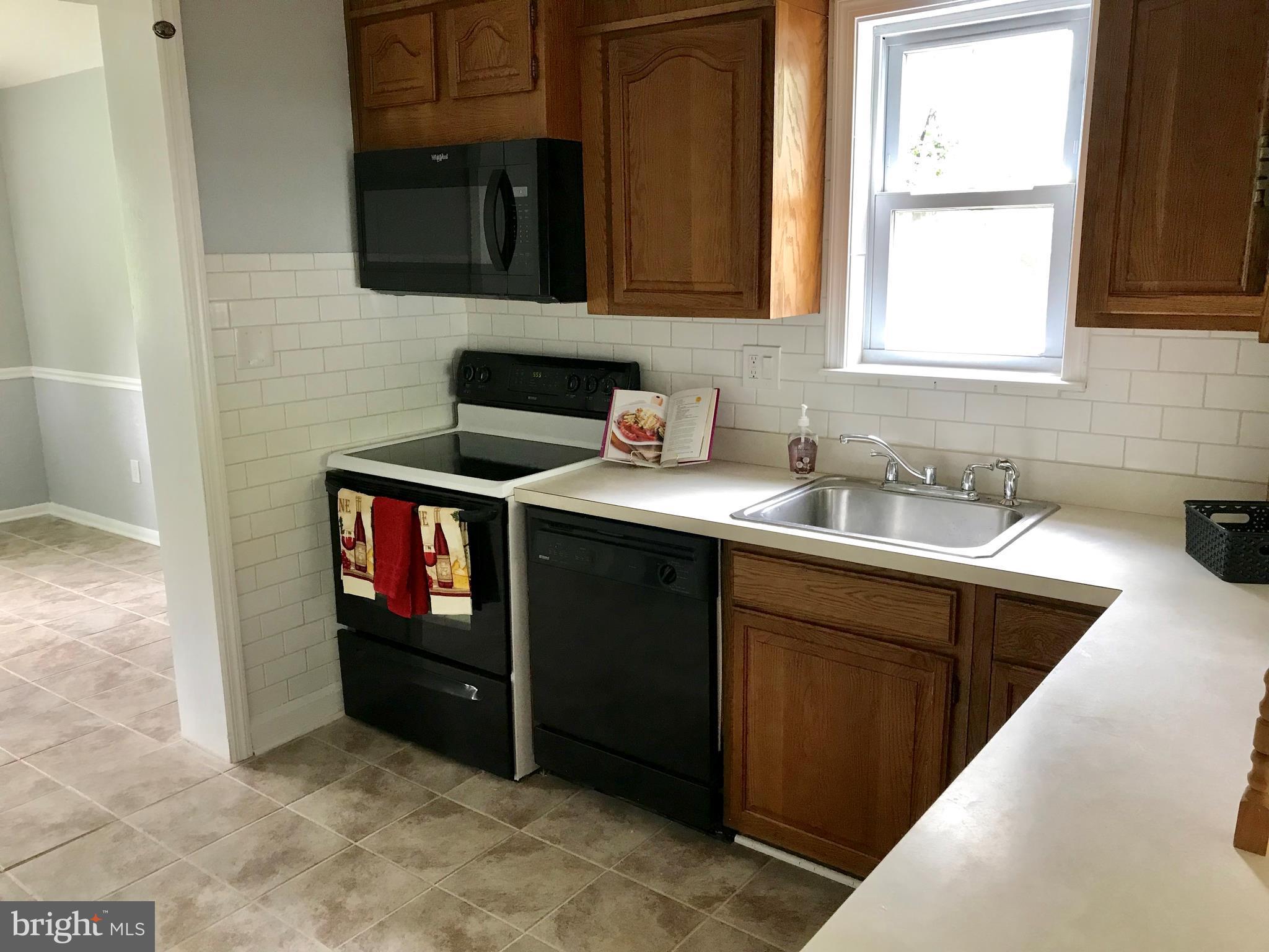 702 Devonshire Road Baltimore, MD 21229 - Photo 7 of 24 Kitchen