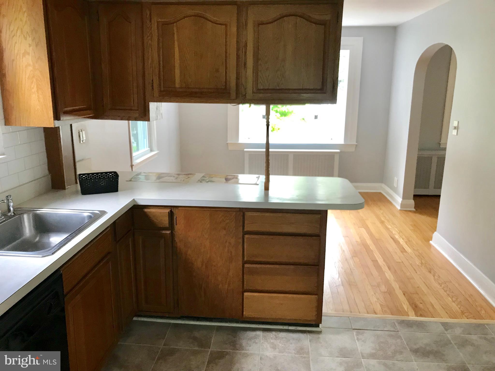 702 Devonshire Road Baltimore, MD 21229 - Photo 8 of 24 Kitchen