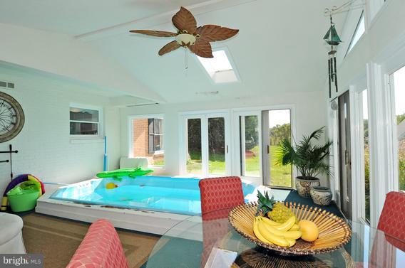 1834 Woods Road Annapolis, MD 21401 - Photo 20 of 28 Sunroom