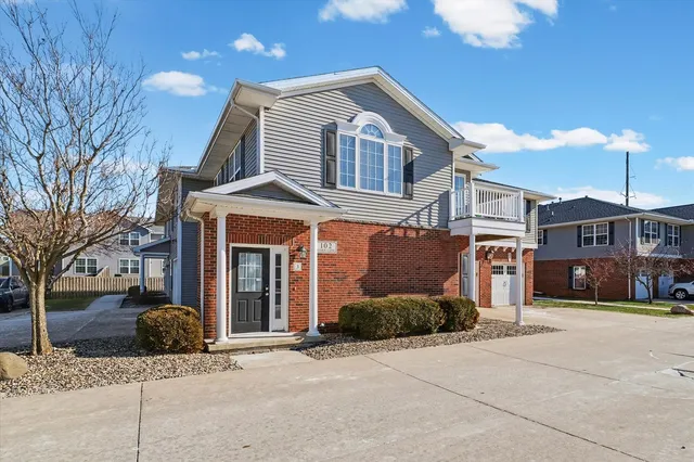 $229,900 | 102 Essex Lane, Unit 10, Savoy, IL 61874