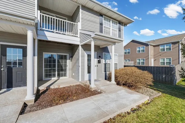 $229,900 | 102 Essex Lane, Unit 10, Savoy, IL 61874