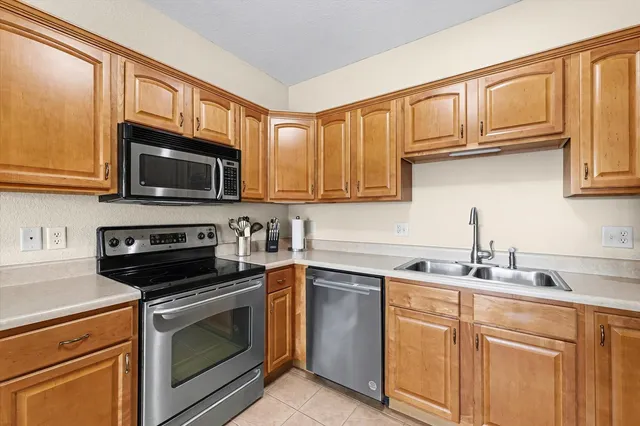 $229,900 | 102 Essex Lane, Unit 10, Savoy, IL 61874