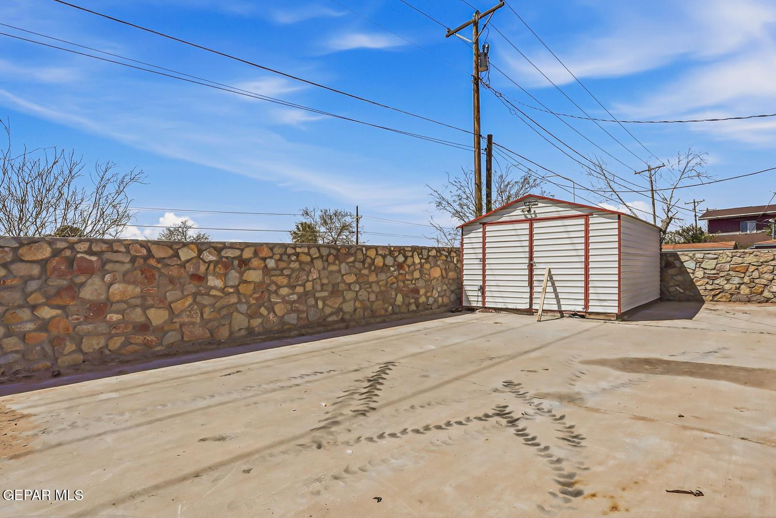 366 Riverside Drive Sunland Park, NM 88063 - Photo 8 of 34 a view of a backyard