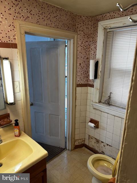 335 Chestnut Street Pottstown, PA 19464 - Photo 11 of 32 a bathroom with a sink a toilet and shower