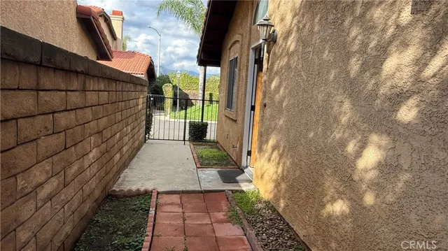 a view of back yard of the house