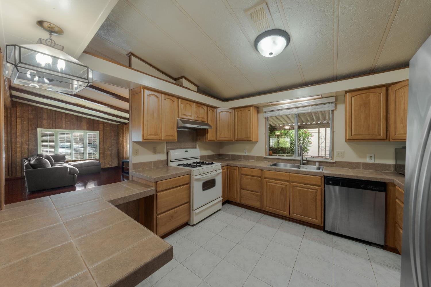 240 California Loop Sacramento, CA 95823 - Photo 16 of 42