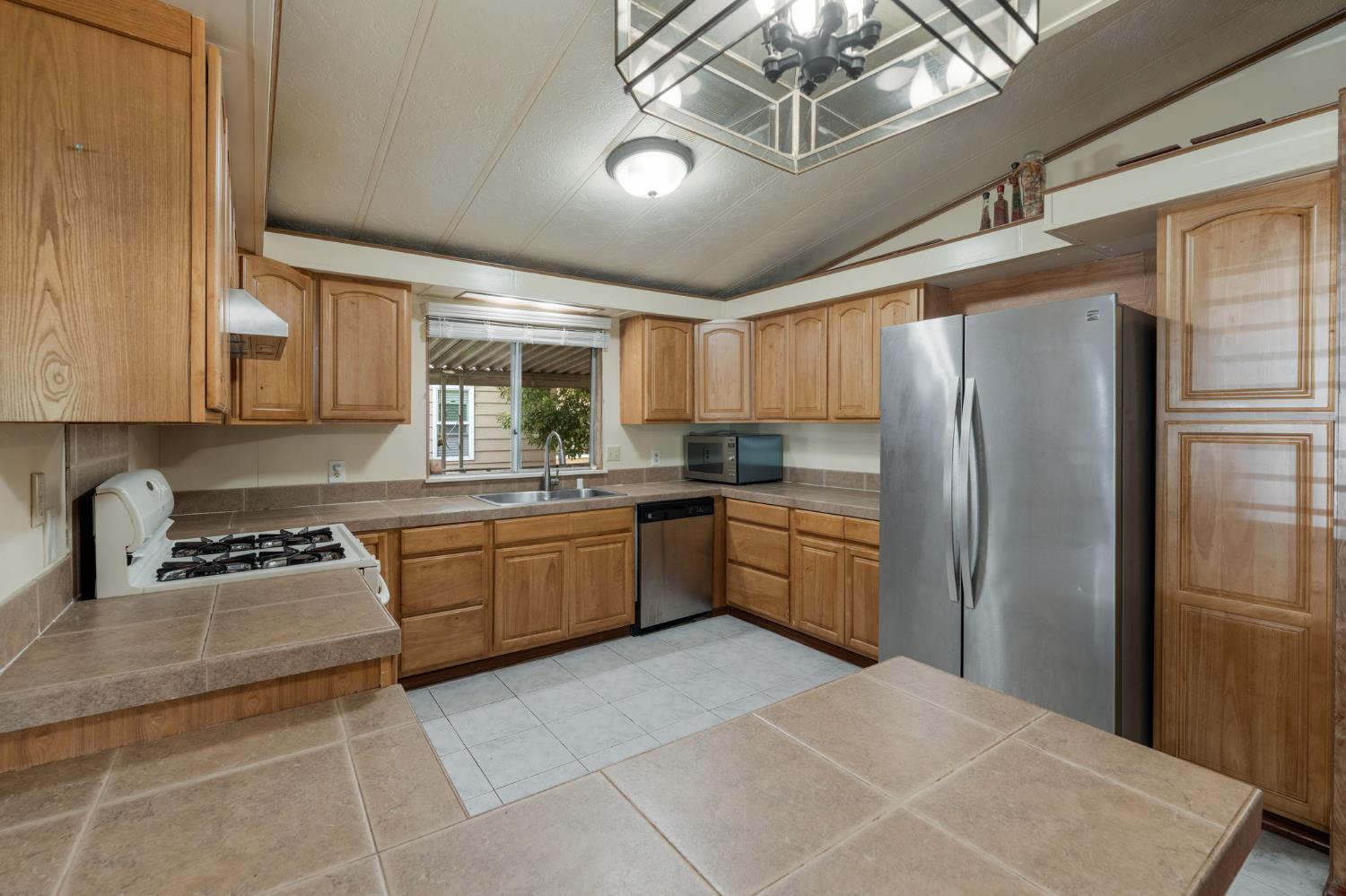 240 California Loop Sacramento, CA 95823 - Photo 17 of 42