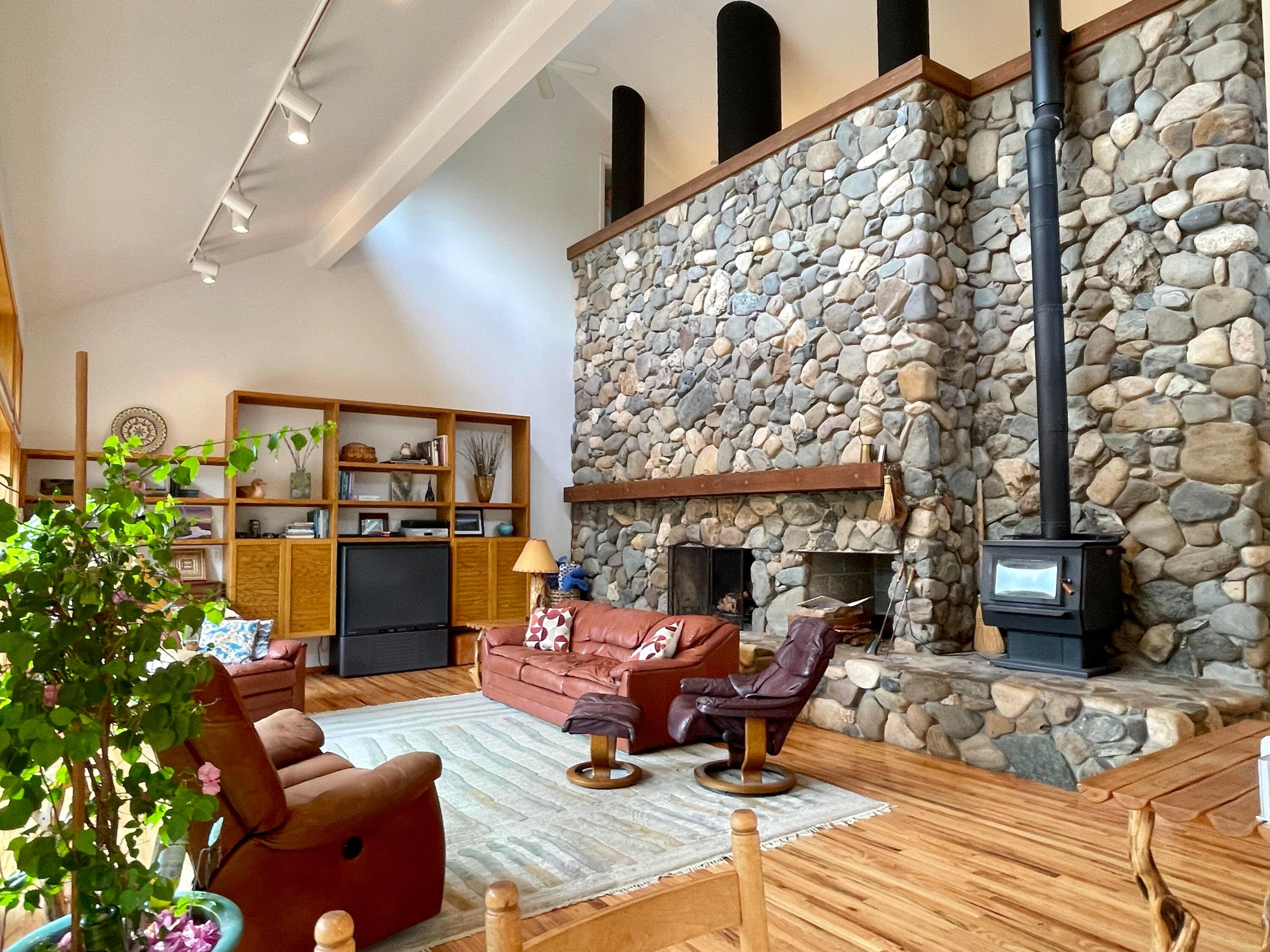 3114 Anderson Creek Road Talent, OR 97540 - Photo 2 of 69 5. Living room 1
