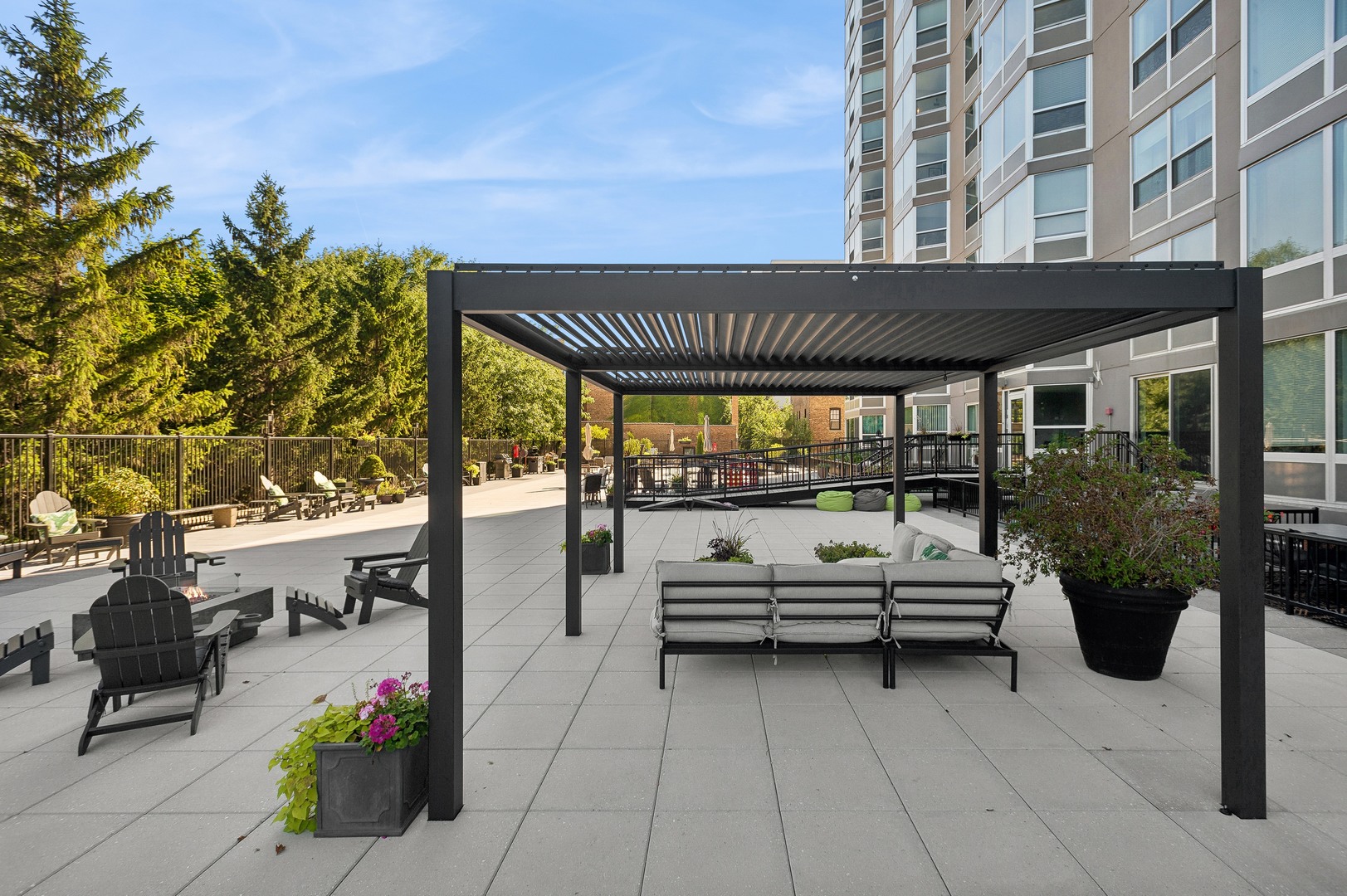 720 West Gordon Terrace, Unit 7G Chicago, IL 60613 - Photo 2 of 4 a view of a patio with couches and potted plants