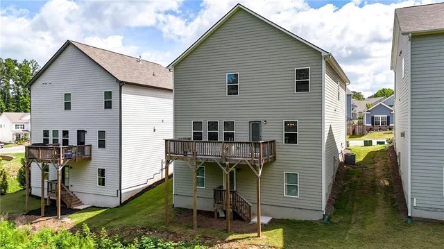 a view of a house with backyard