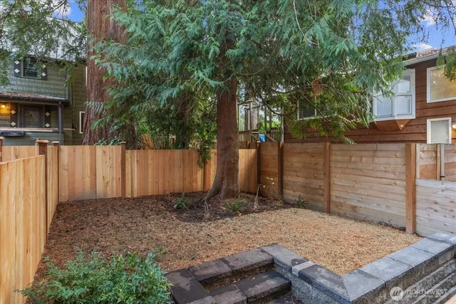 $689,950 | 10734 Interlake Avenue North, Seattle, WA 98133