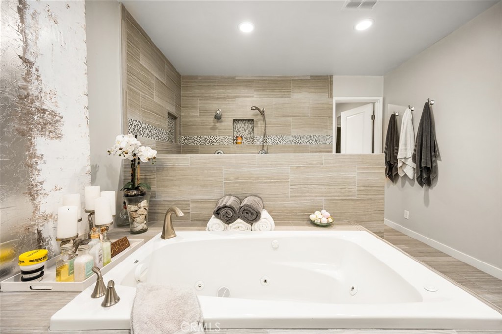 19301 Maynard Way North Tustin, CA 92705 - Photo 11 of 24 Luxurious spa tub.
