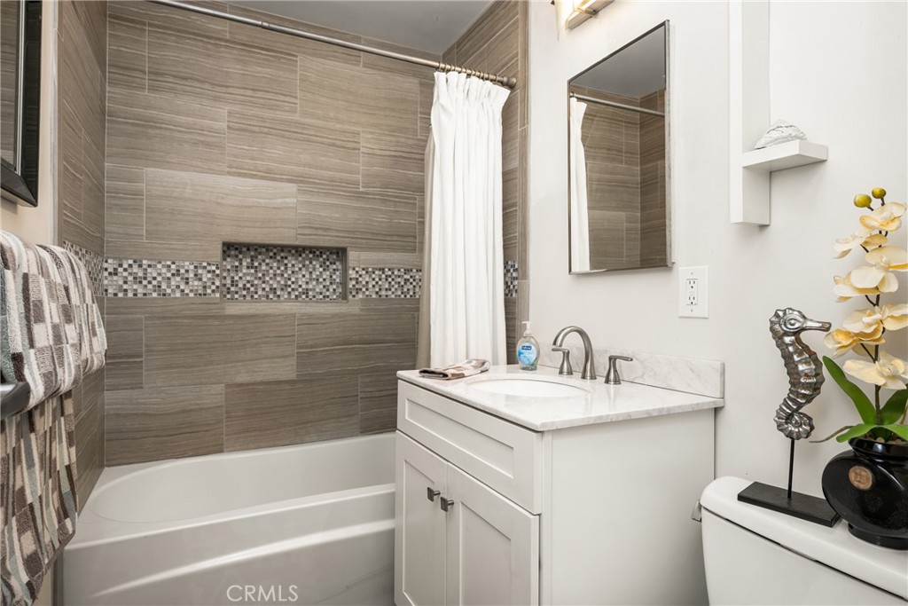 19301 Maynard Way North Tustin, CA 92705 - Photo 14 of 24 Full hall bath