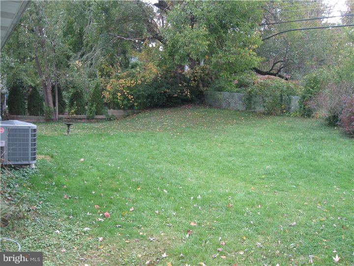 28 St Dunstans Road Hatboro, PA 19040 - Photo 3 of 10 Side Yard