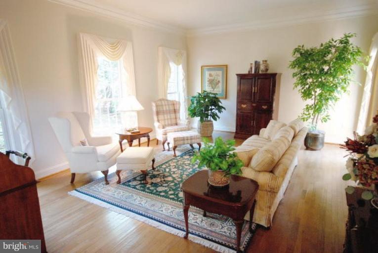 7218 Braddock Road Annandale, VA 22003 - Photo 8 of 30 Living Room