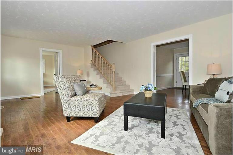 27558 St Michaels Road Easton, MD 21601 - Photo 6 of 30 Living Room