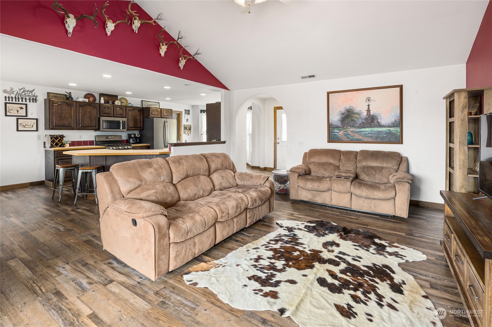 720 Klocke Road Ellensburg, WA 98926 - Photo 12 of 40 a living room with furniture and a rug