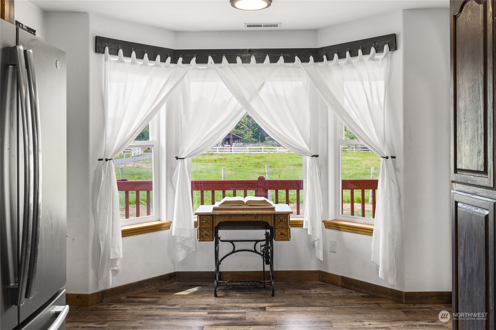 720 Klocke Road Ellensburg, WA 98926 - Photo 18 of 40 a view of a livingroom with wooden floor and a window