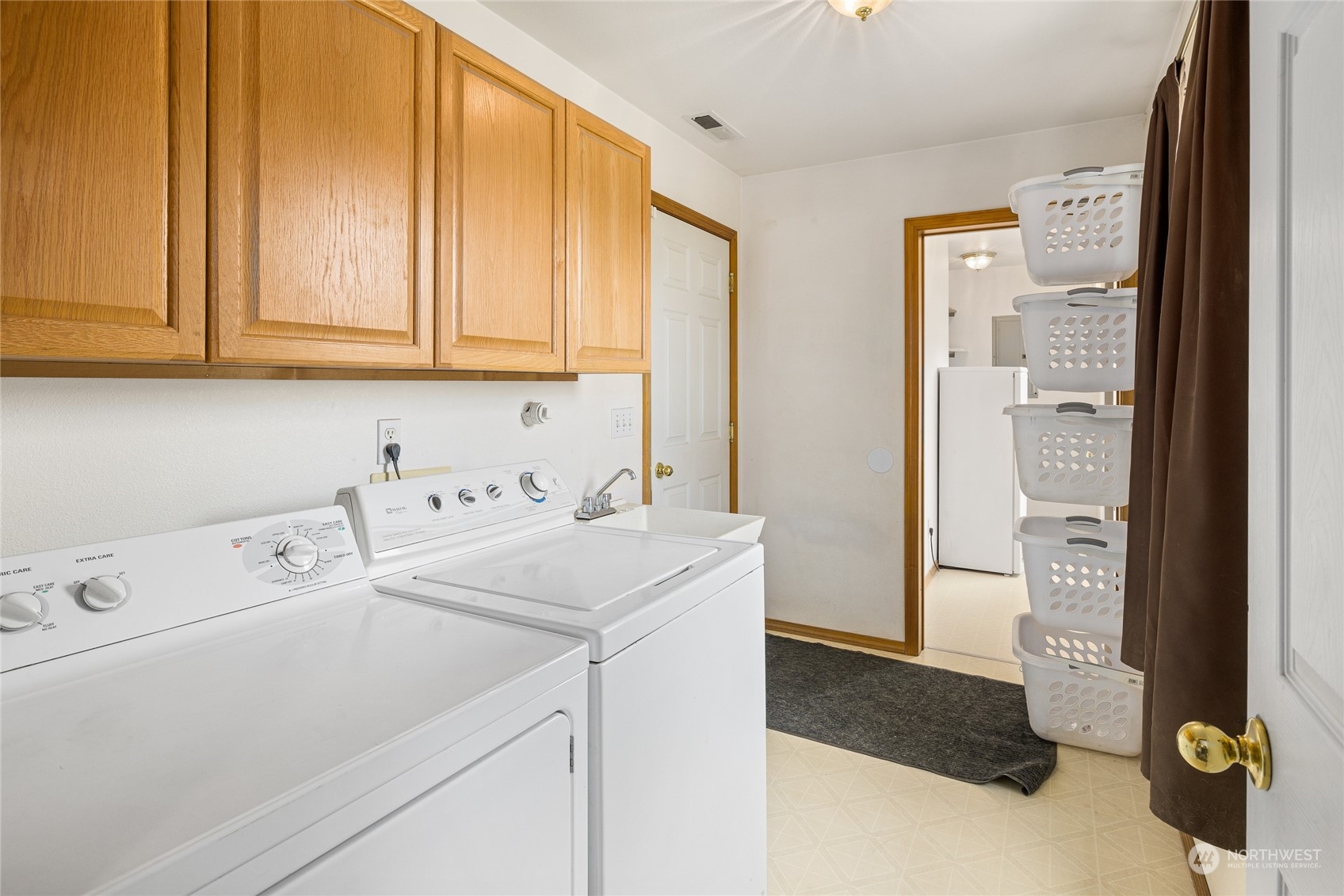 720 Klocke Road Ellensburg, WA 98926 - Photo 19 of 40 a utility room with dryer and washer