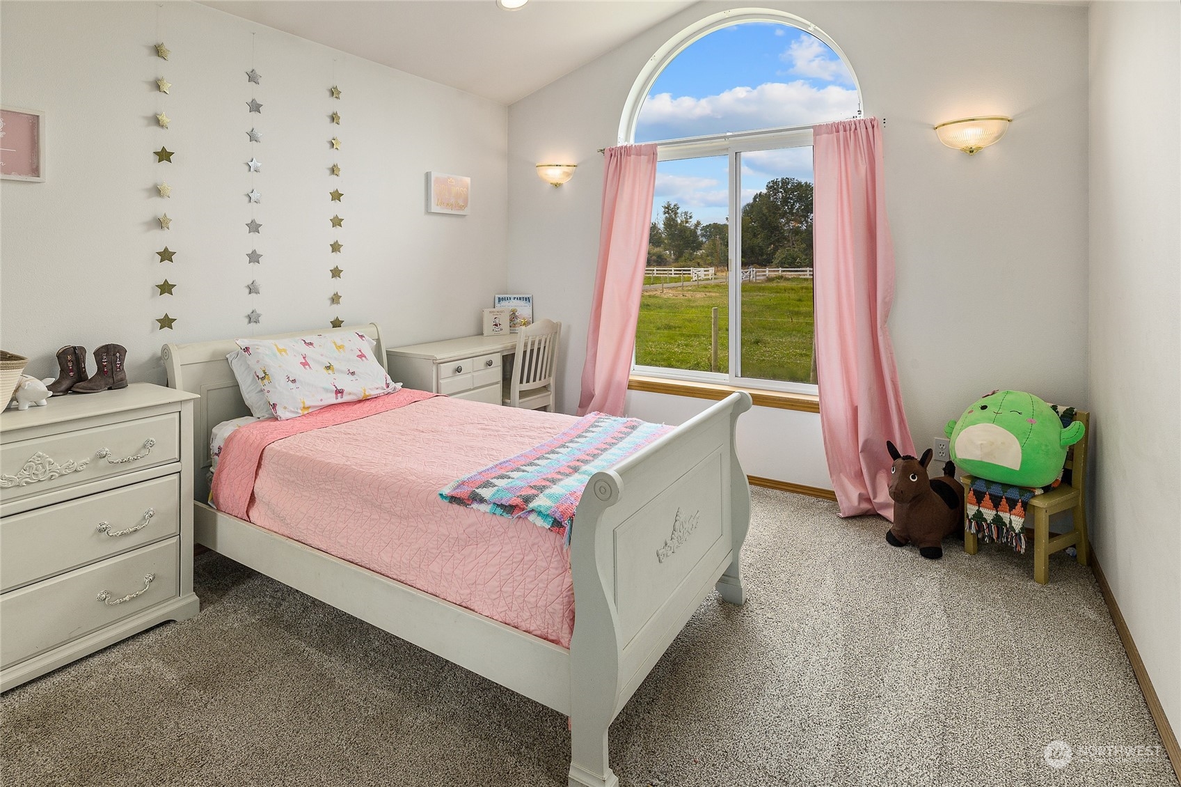 720 Klocke Road Ellensburg, WA 98926 - Photo 20 of 40 a bedroom with a bed and a window