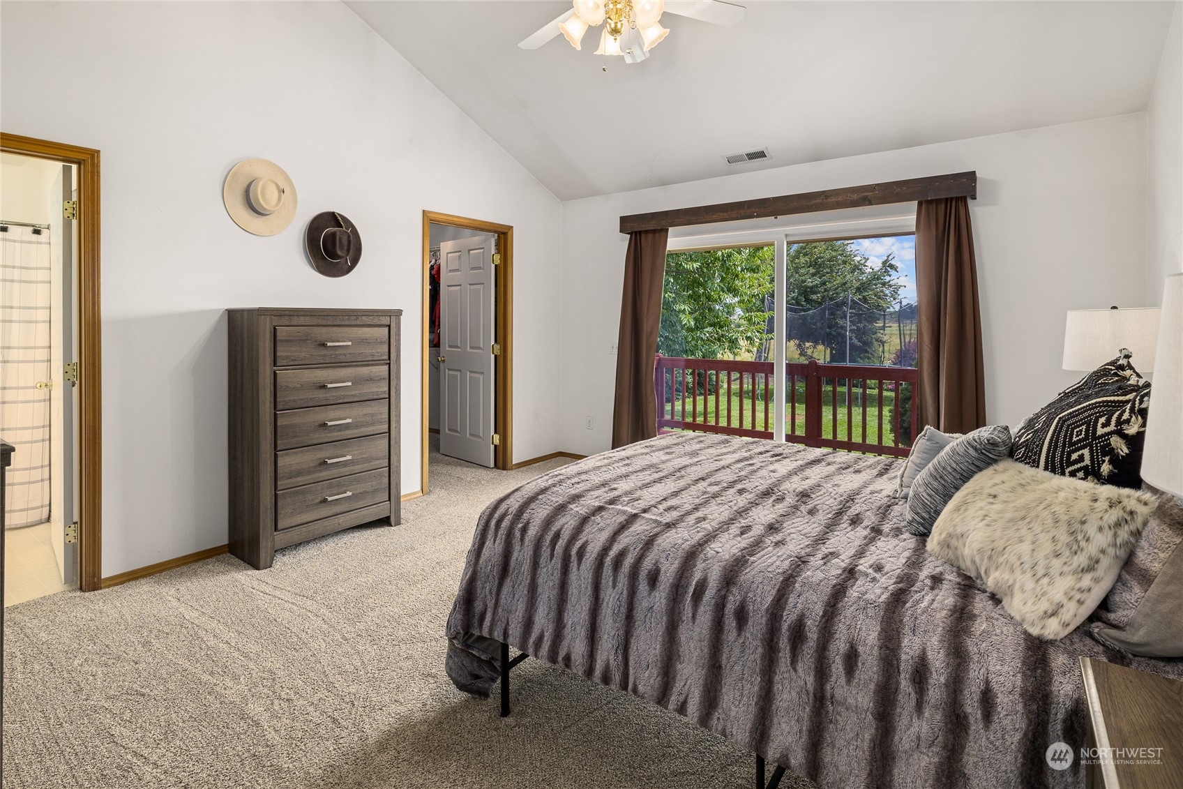 720 Klocke Road Ellensburg, WA 98926 - Photo 23 of 40 a bedroom with a bed and a dresser