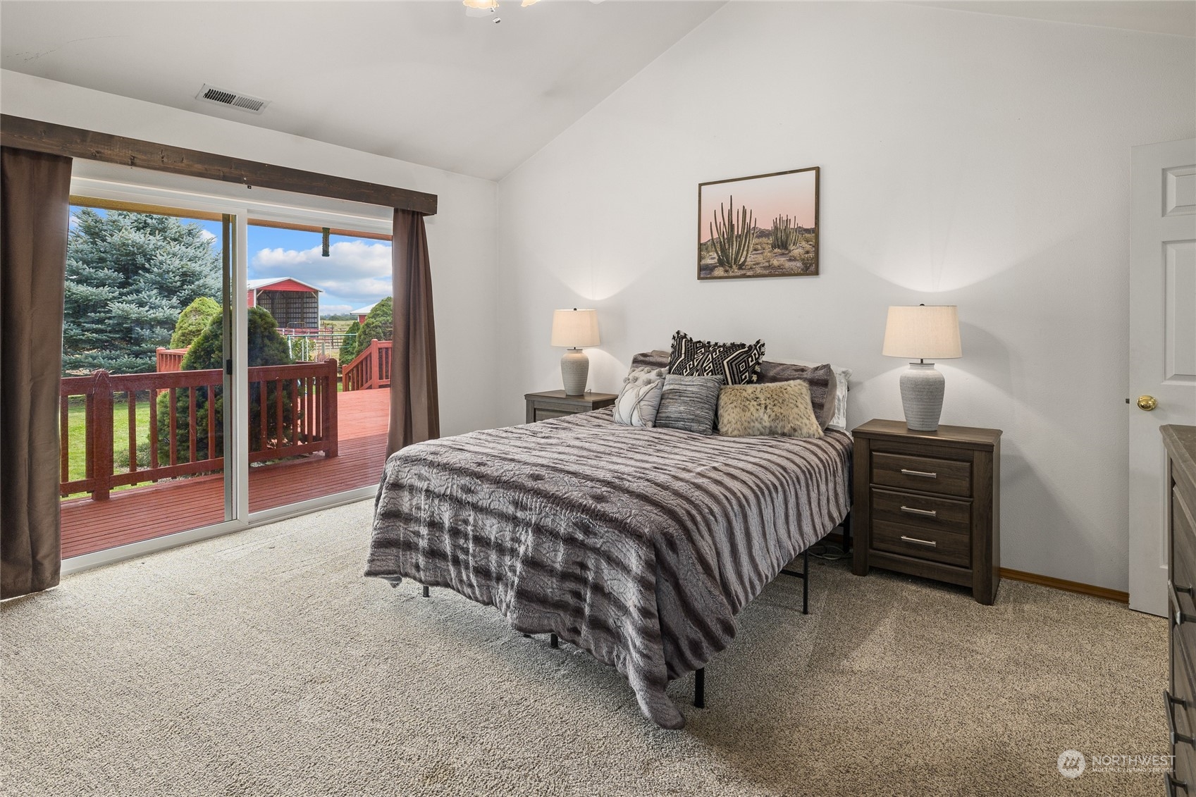 720 Klocke Road Ellensburg, WA 98926 - Photo 24 of 40 a bedroom with a large bed and a large window