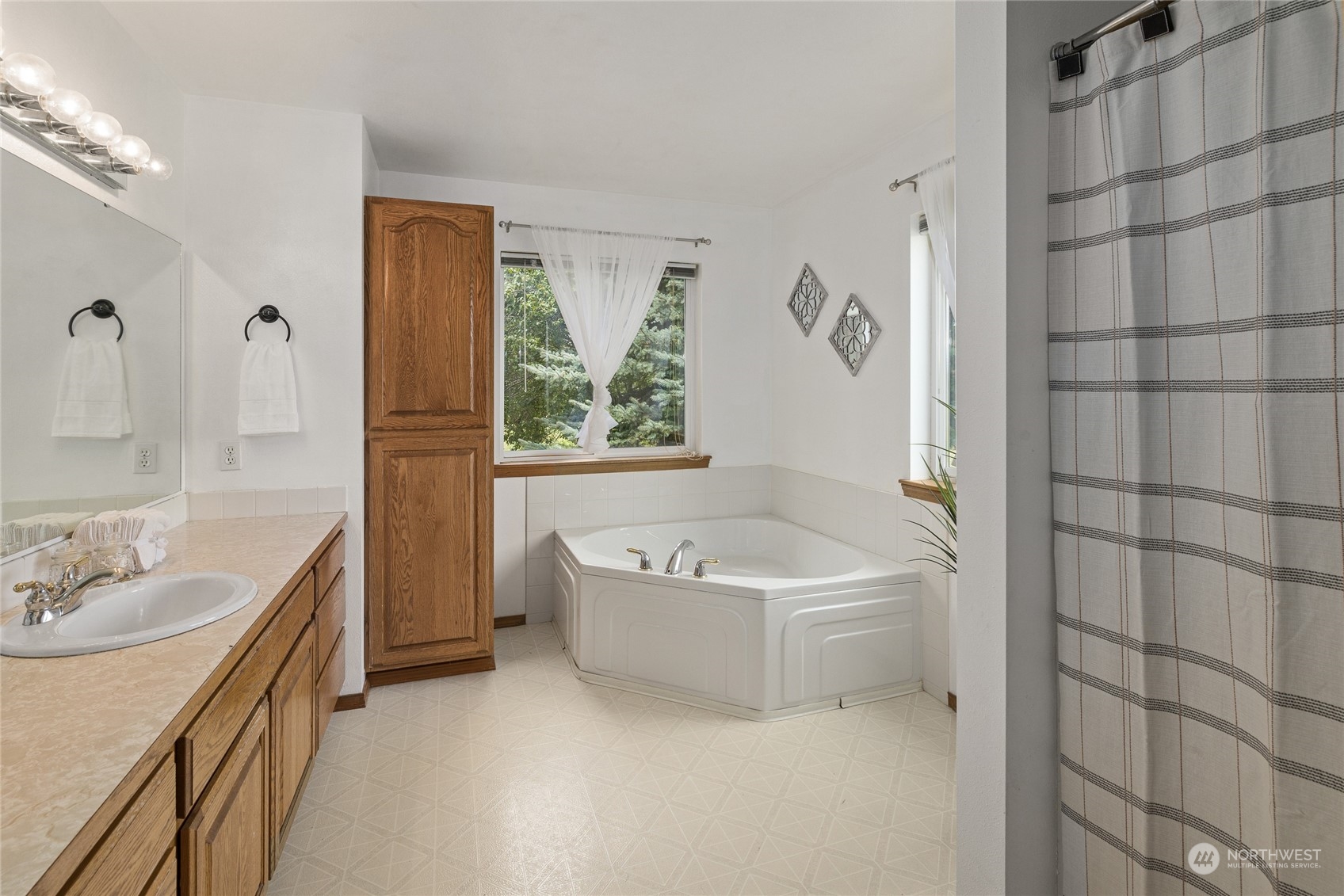 720 Klocke Road Ellensburg, WA 98926 - Photo 25 of 40 a bathroom with a tub a sink and a shower