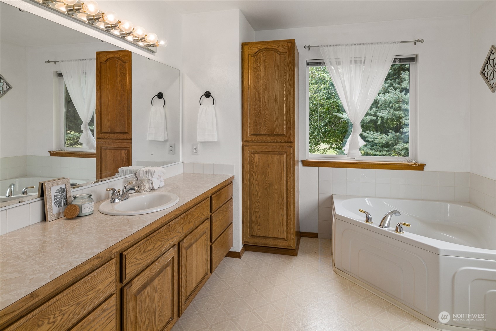 720 Klocke Road Ellensburg, WA 98926 - Photo 26 of 40 a bathroom with a tub sink and mirror