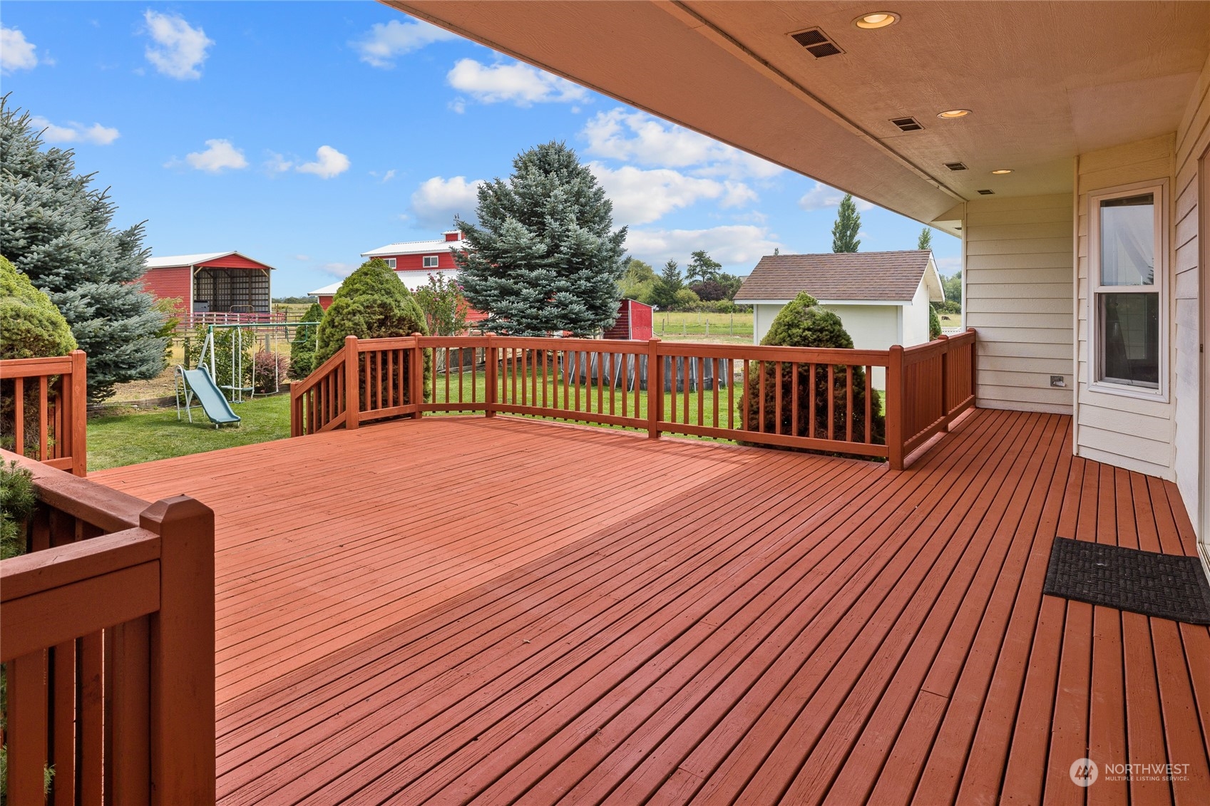 720 Klocke Road Ellensburg, WA 98926 - Photo 28 of 40 a view of a balcony with wooden floor