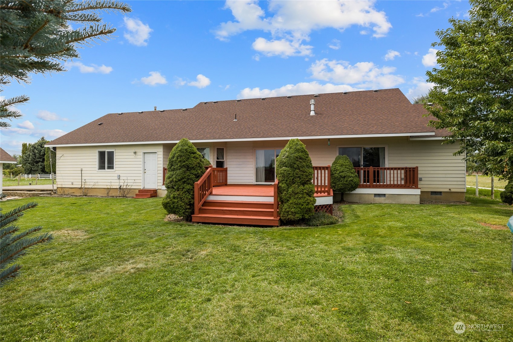720 Klocke Road Ellensburg, WA 98926 - Photo 29 of 40 a front view of a house with a garden