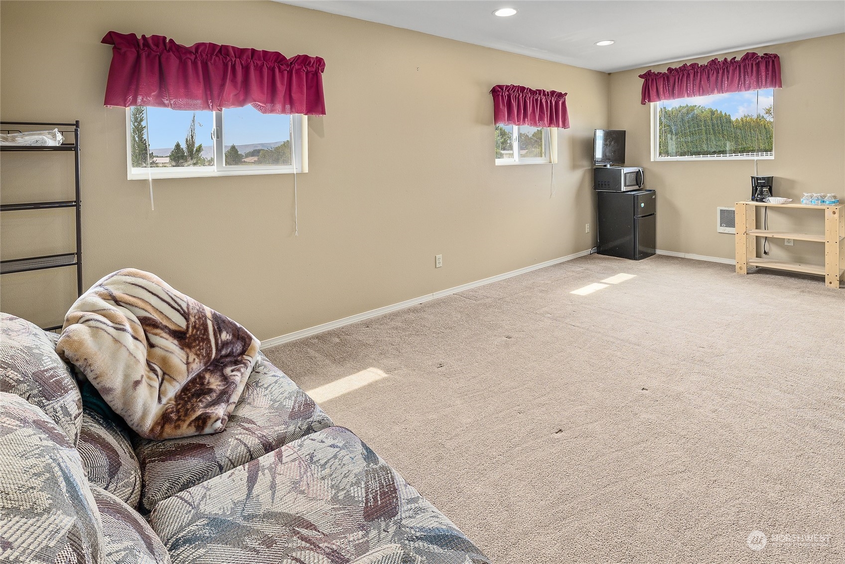 720 Klocke Road Ellensburg, WA 98926 - Photo 34 of 40 a view of a bedroom with furniture and window