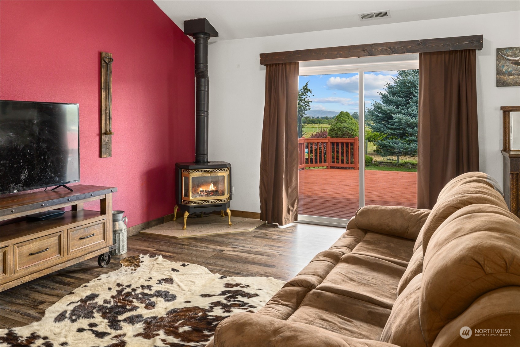 720 Klocke Road Ellensburg, WA 98926 - Photo 10 of 40 a living room with furniture and a flat screen tv