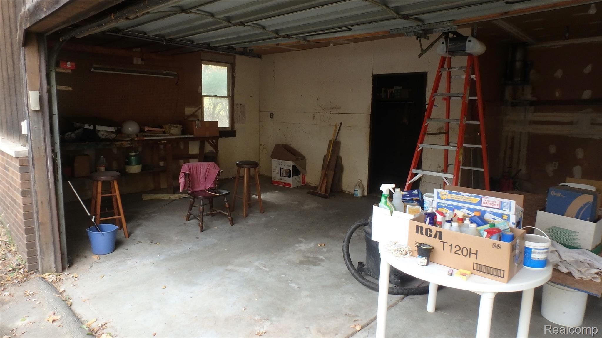 8475 Oakhill Road Clarkston, MI 48348 - Photo 2 of 16 2 car attached garage