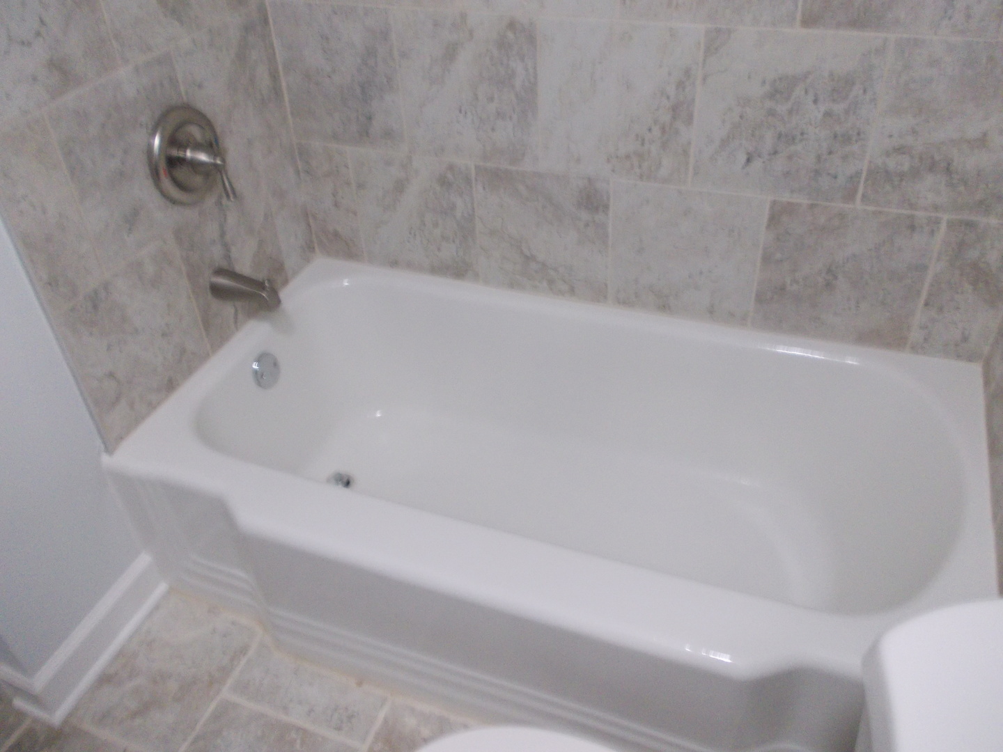 1418 Hillview Road Homewood, IL 60430 - Photo 12 of 19 a bathroom with a bathtub