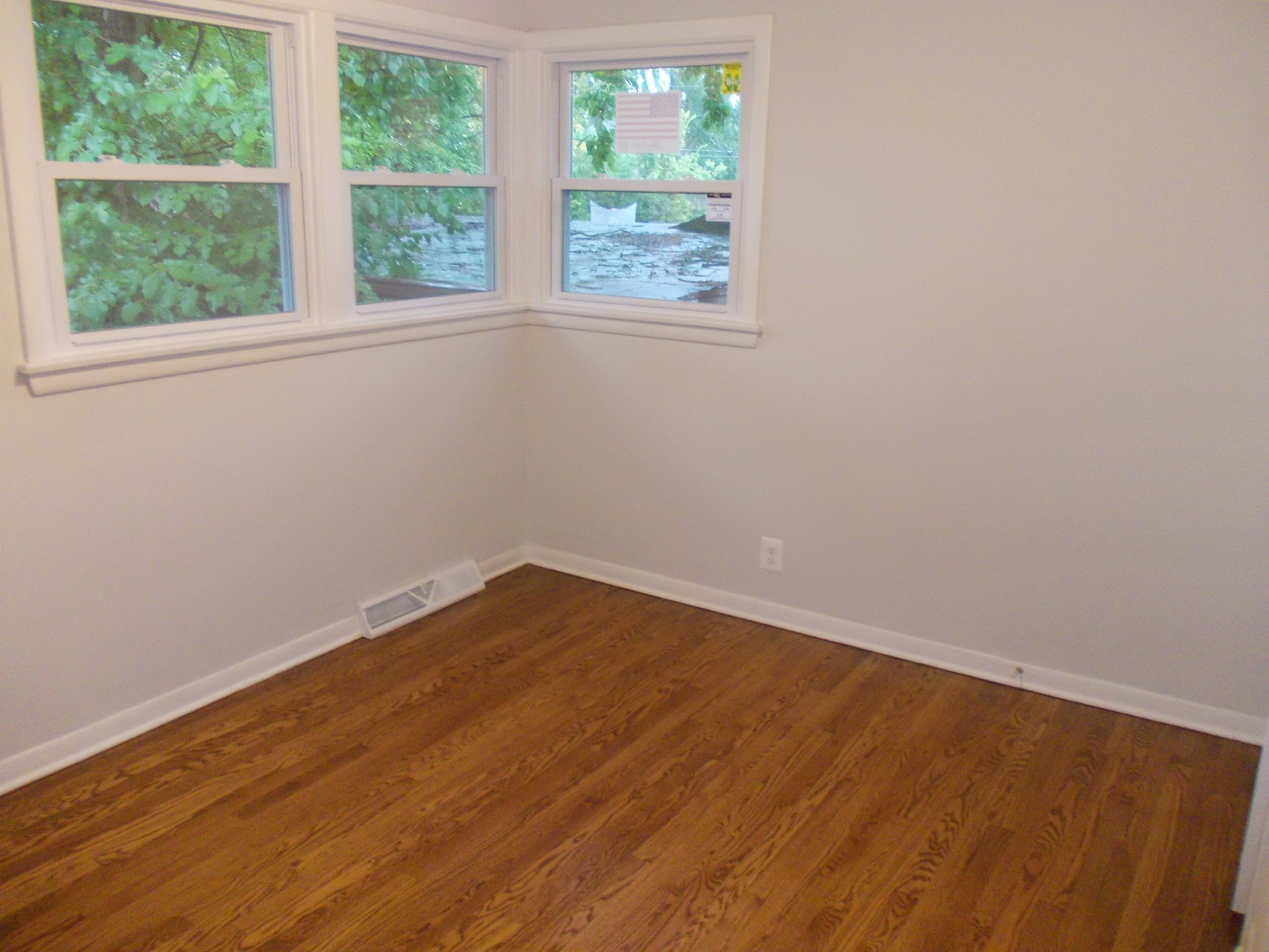 1418 Hillview Road Homewood, IL 60430 - Photo 13 of 19 an empty room with a window