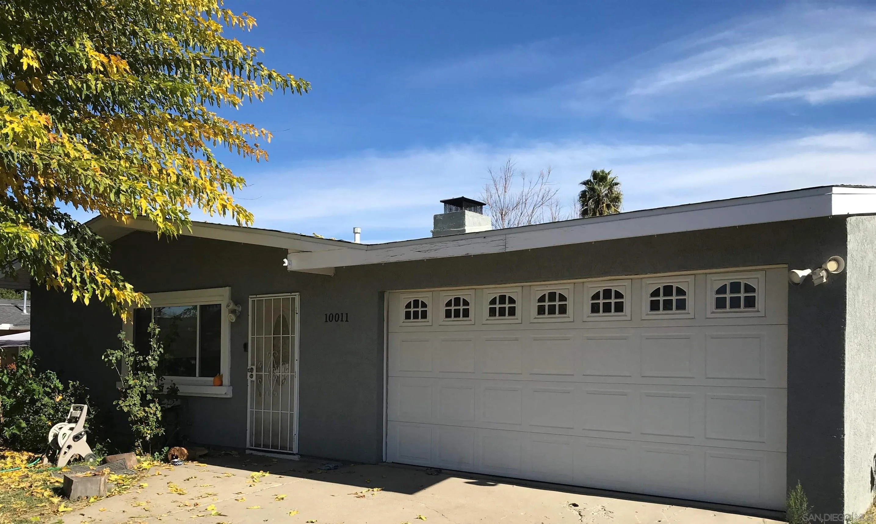 10011 Tamil Road Lakeside, CA 92040 - Photo 3 of 14 a close up of a wall