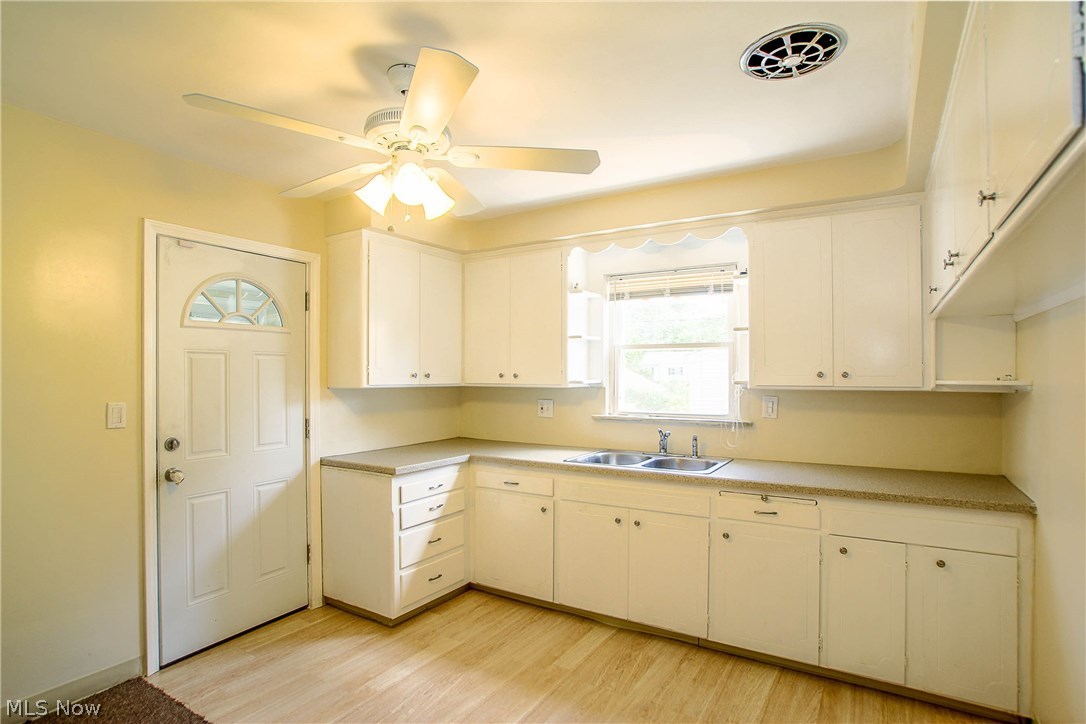 2049 South Green Road Cleveland, OH 44121 - Photo 6 of 13