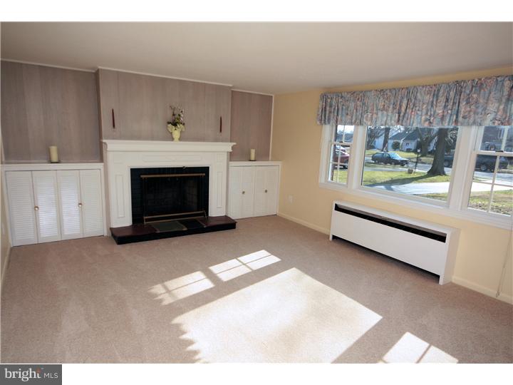 40 Hilltop Road Ewing, NJ 08638 - Photo 4 of 18 Living Room