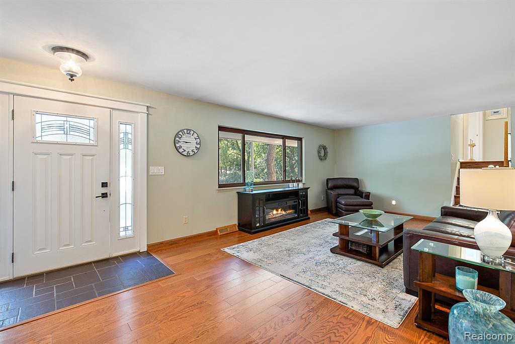 4390 Rohr Road Lake Orion, MI 48359 - Photo 7 of 64