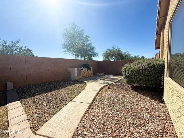 a view of a backyard