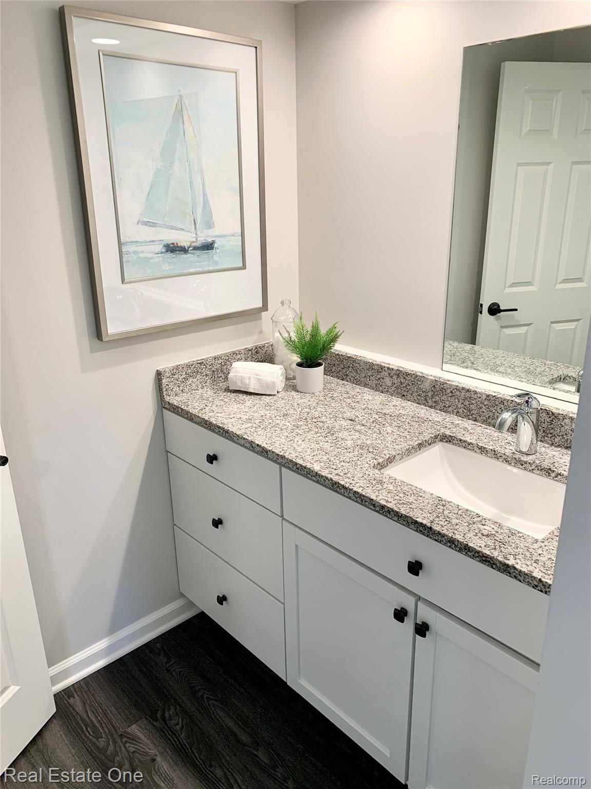 35712 Congress Road Farmington, MI 48335 - Photo 19 of 20 Main Bath on 2nd Floor
