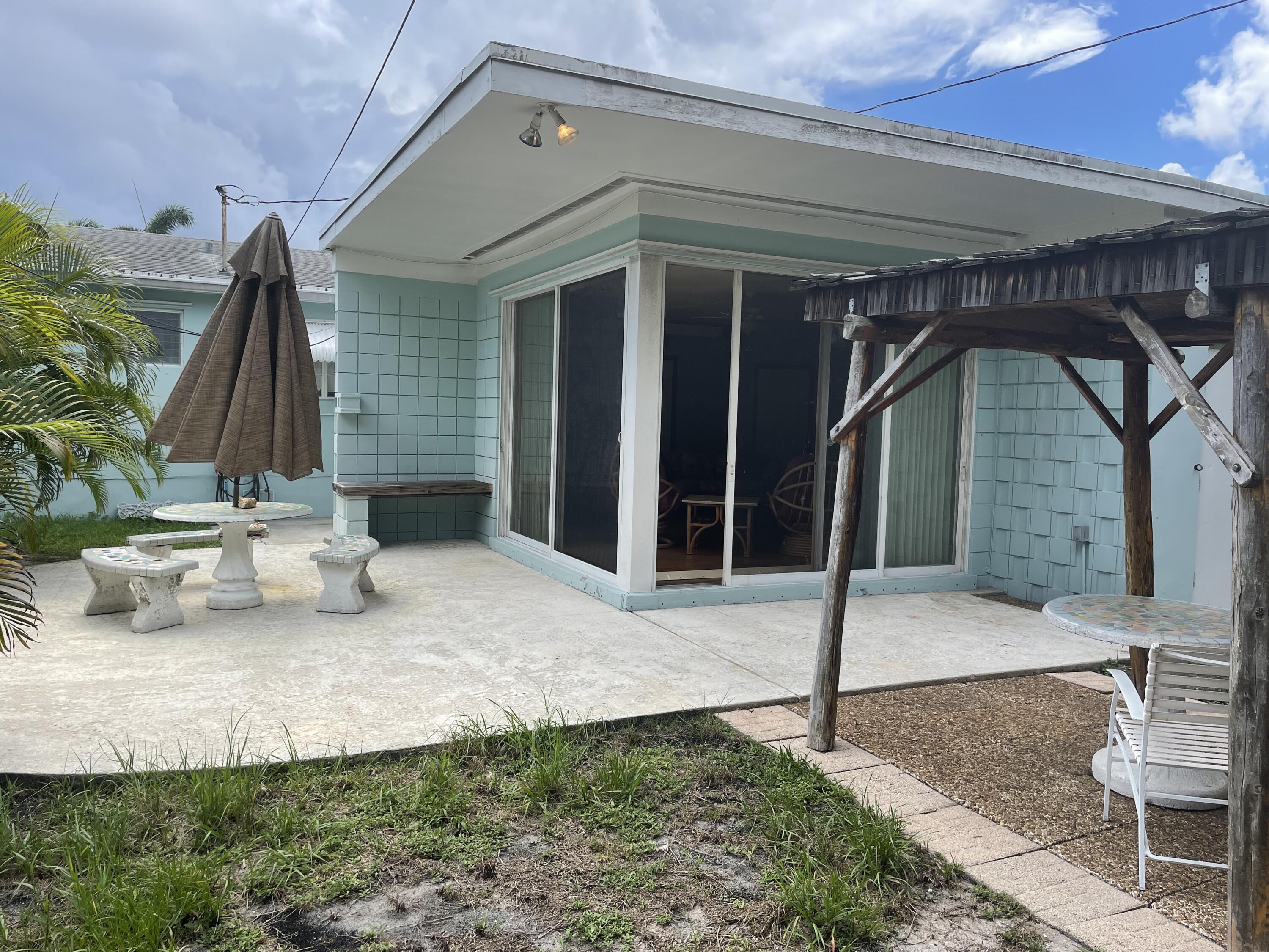 323 Putnam Ranch Road West Palm Beach, FL 33405 - Photo 2 of 27 floor to ceiling sliders