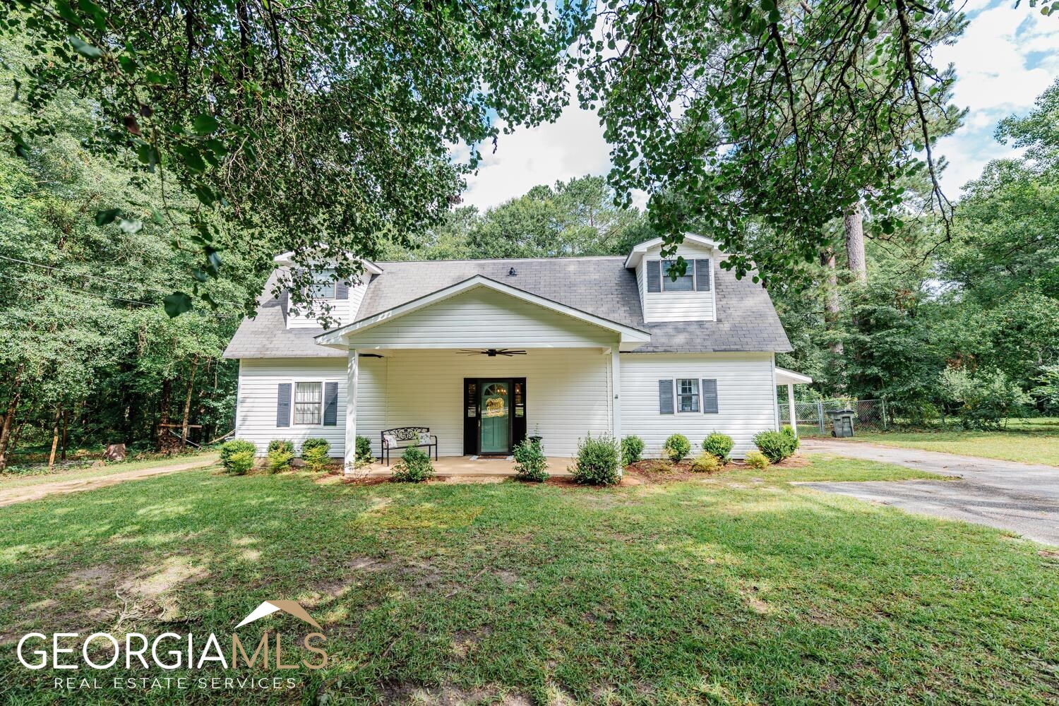 188 Sand Piper Road Cochran, GA 31014 - Photo 1 of 1 a front view of house with yard and green space