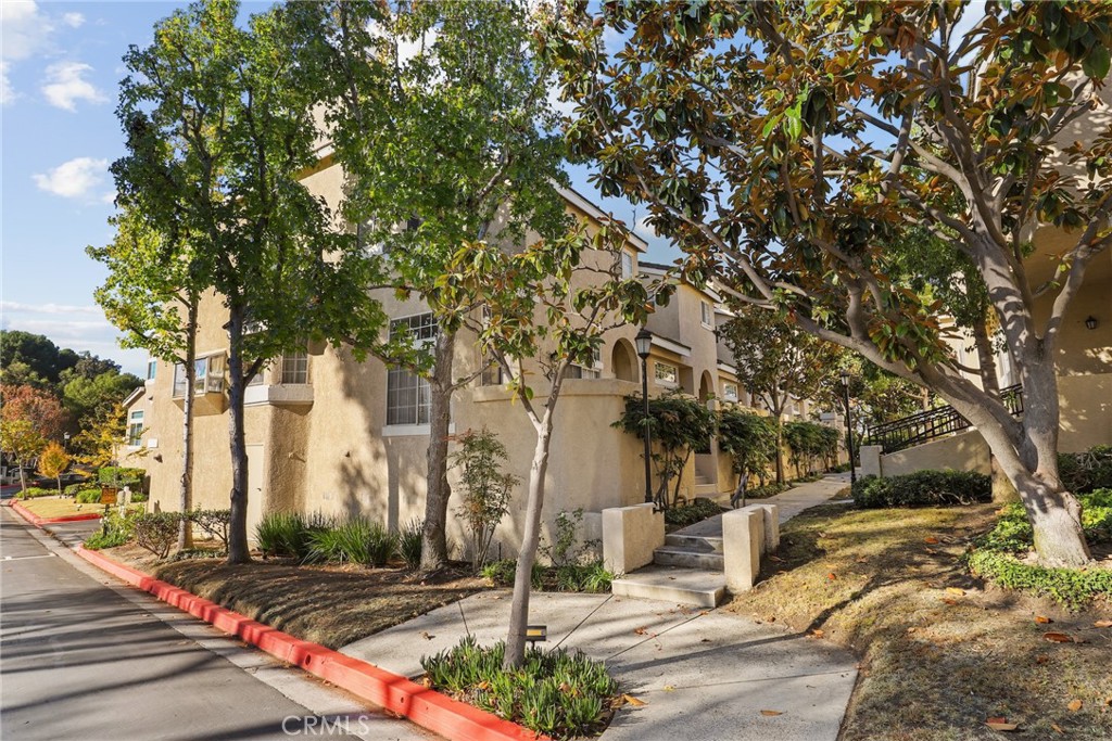 2300 Maple Avenue, Unit 26 Torrance, CA 90503 - Photo 3 of 24 a backyard of a house with lots of trees