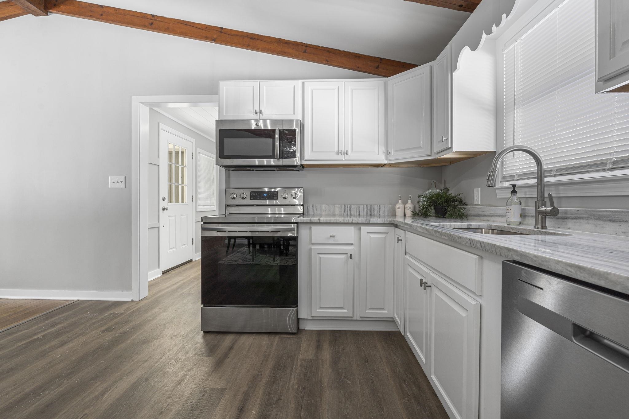 32 Chester Road Derry, NH 03038 - Photo 4 of 16